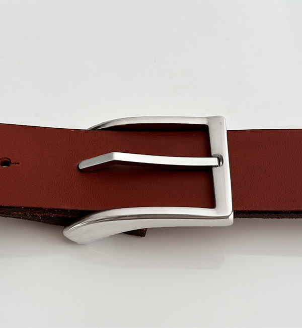 homen3 fibbia con ardiglione speciale montata su una cintura in pelle rossa