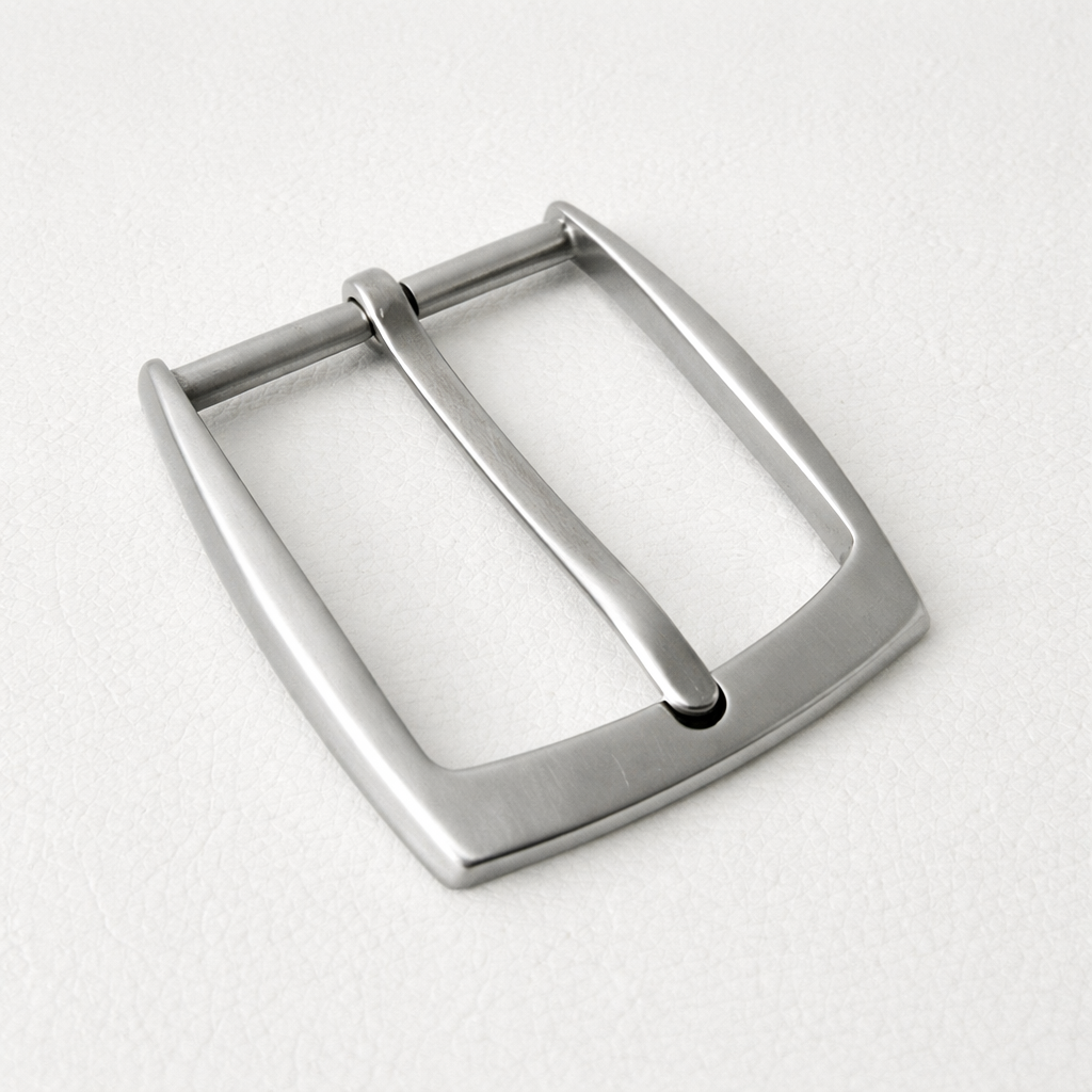 fibbia in ottone della collezione Basic in finitura nickel lucido su sfondo chiaro neutro ed elegante