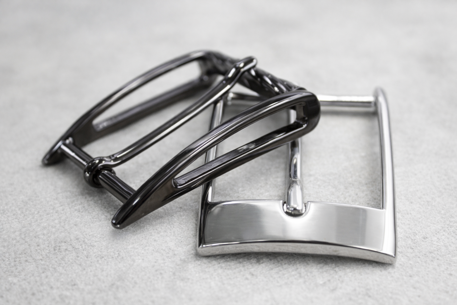 fibbie_uomo due fibbie della collezione fibbie da uomo luminose e in due finiture: una nickel lucido e l'altra in rutenio