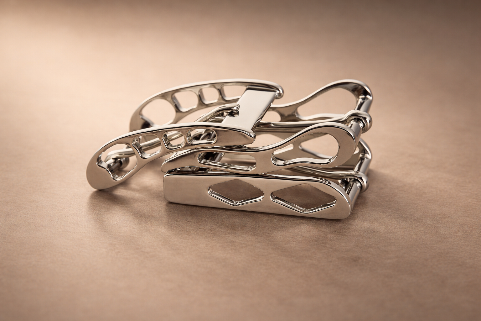 geometria tre fibbie in ottone collezione geometria di Guimer s sfondo neutro caldo