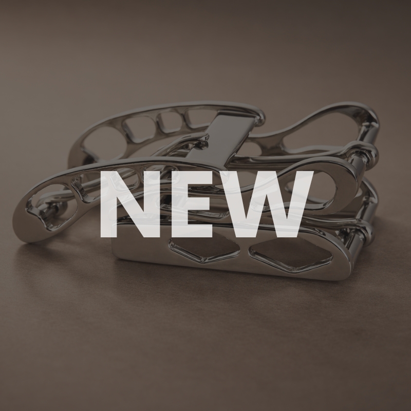 fibbie in ottone della collezione geometria su sfondo chiaro neutro