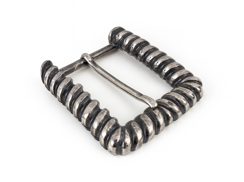 fibbia donna con rilievi e motivi orrnamentali fibbia donna con rilievo